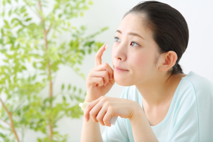 ニキビ跡を自力で治すことは可能？ 市販薬でも治る？